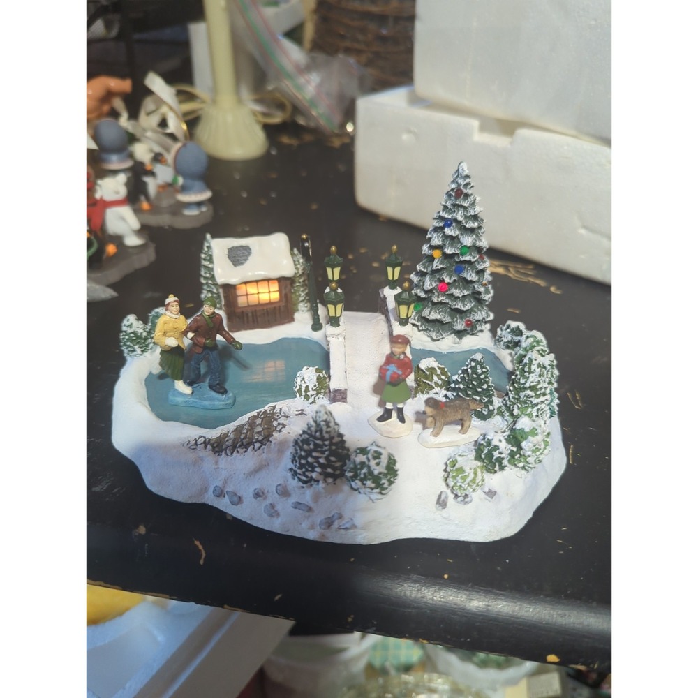 Thomas Kinkade Hawthorne Village Christmas "Village Skating At The Pond" Working